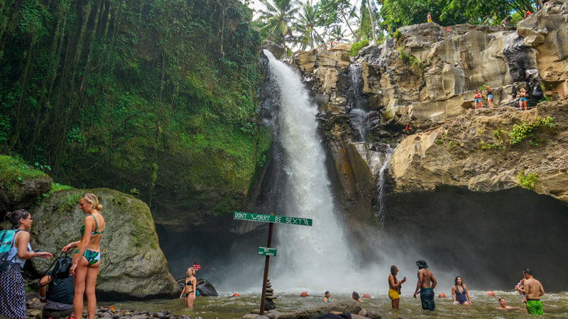 Wisatawan menikmati keindahan Air Terjun Tegenungan di Ubud, Bali