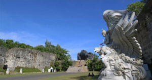 Lotus Pond Garuda Wisnu Kencana Daya Tarik Jam Buka  