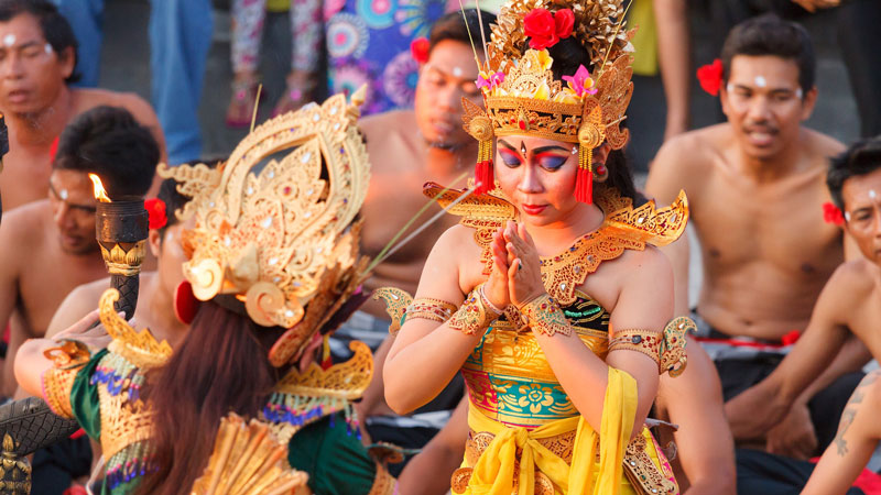 Pertunjukan Tarian Kecak Di Pura Luhur Uluwatu