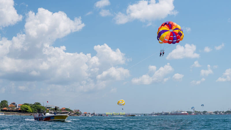 Aktivitas parasailing di Tanjung Benoa Bali