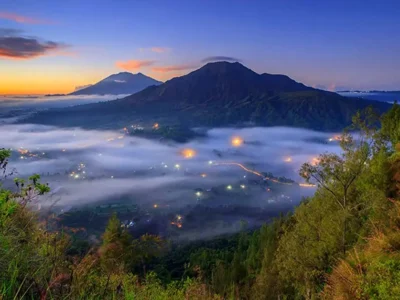 Pemandangan kabut tebal dan sunrise di Desa Pinggan Kintamani.