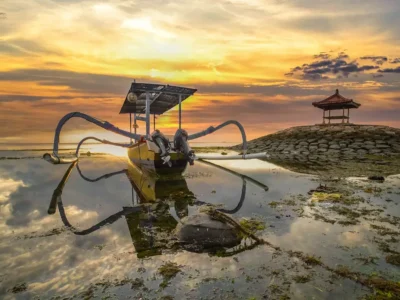 Perahu tradisional di Pantai Sanur saat matahari terbit, Bali.