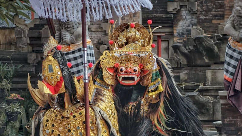 Penari memerankan Barong dalam pertunjukan Tari Tanah Kilap