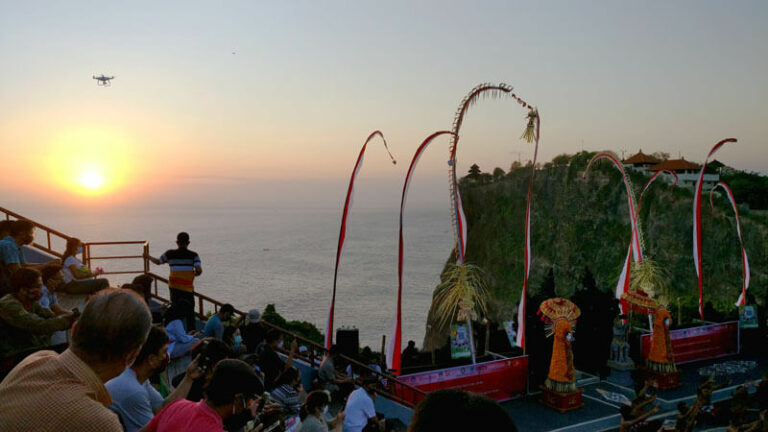 Harga Tiket Masuk Pura Uluwatu Bali [2024] | Wira Tour