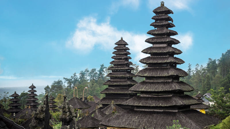 Menara-menara Meru yang bertingkat di tempat wisata Pura Besakih.