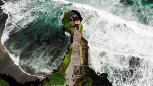 Foto aerial pura Batu Bolong Tanah Lot Bali menakjubkan