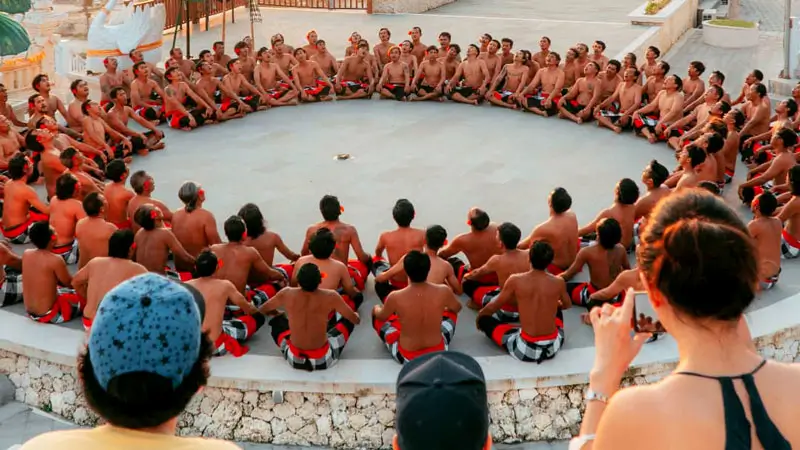 Penonton menyaksikan Tari Kecak di Pantai Melasti