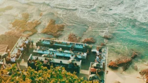 Pemandangan udara dari bar tepi pantai dengan latar belakang laut biru di Jimbaran