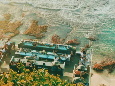 Pemandangan udara dari bar tepi pantai dengan latar belakang laut biru di Jimbaran