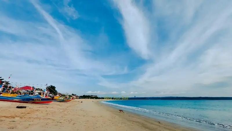 Pantai Jimbaran dengan pasir putih, langit biru dan air laut yang jernih, Panduan Liburan Jimbaran