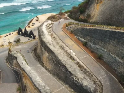 Jalan melingkar mengarah ke Pantai Melasti Ungasan