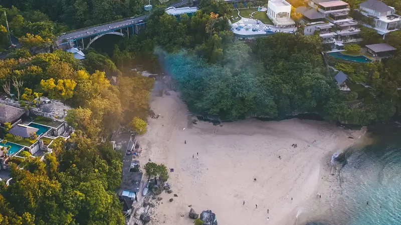 Pemandangan Pantai Padang Padang dengan pasir putih dan air biru jernih