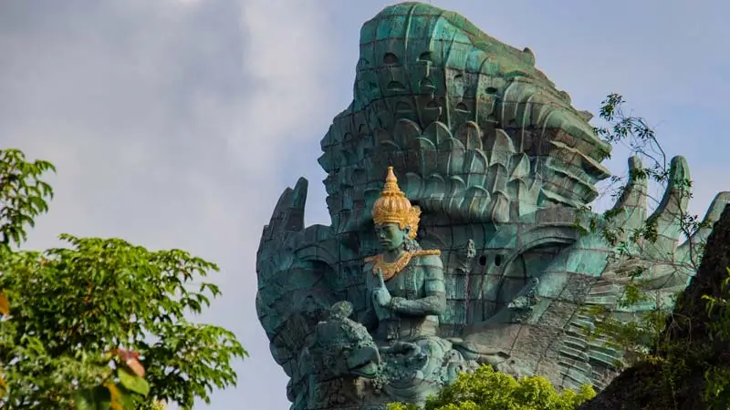 Patung besar Dewa Wisnu di Garuda Wisnu Kencana Cultural Park.