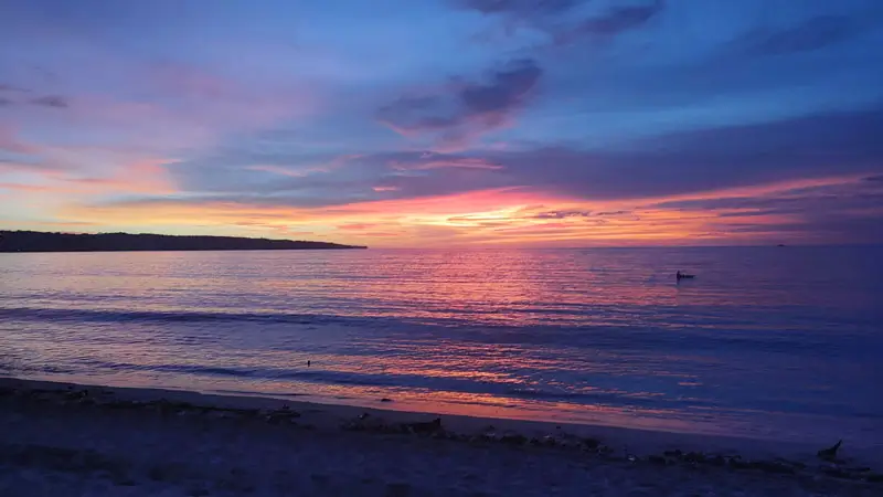 Panduan liburan pemandangan matahari terbenam di Pantai Jimbaran