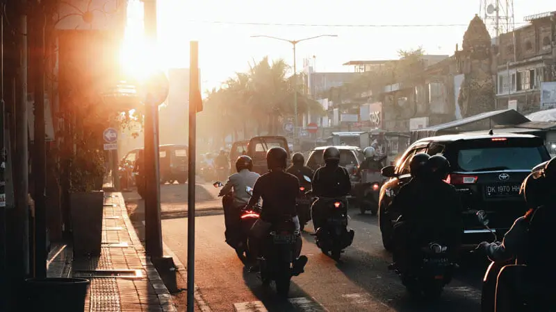 Lalu lintas di jalan Bali saat matahari terbenam, Panduan Liburan Jimbaran