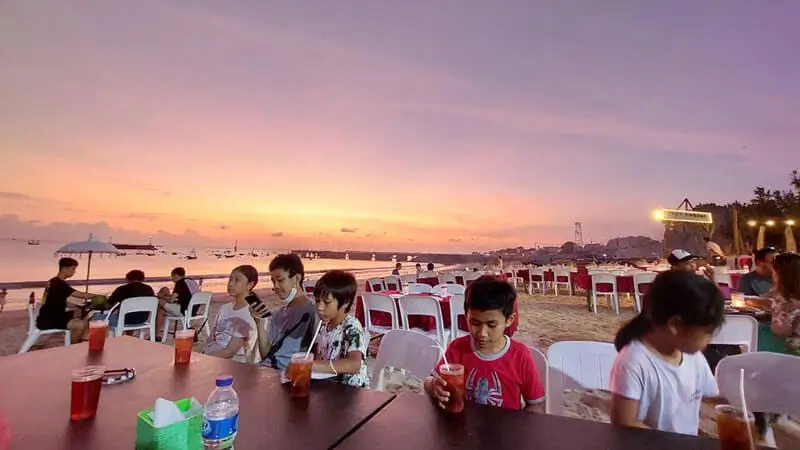 Panduan liburan sunset di Pantai Jimbaran sambil menikmati seafood bakar