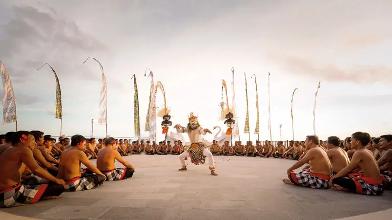 Penampilan Hanoman di Tari Kecak di Pantai Melasti Ungasan, Bali