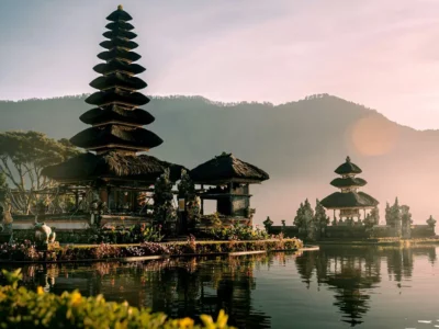 Pura Ulun Danu Beratan di Bali dengan latar belakang pegunungan dan danau yang indah - Tips Liburan ke Bali untuk Pemula