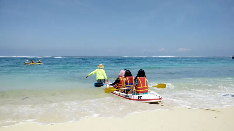 wisatawan bermain kano di pantai pandawa bali