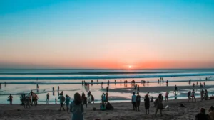 Pengunjung Menikmati Sunset di Pantai Pasir Putih Bali