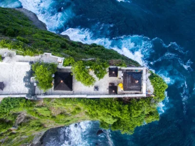 Pura Luhur Uluwatu Bali dari Udara di Atas Tebing Menghadap Samudra Hindia