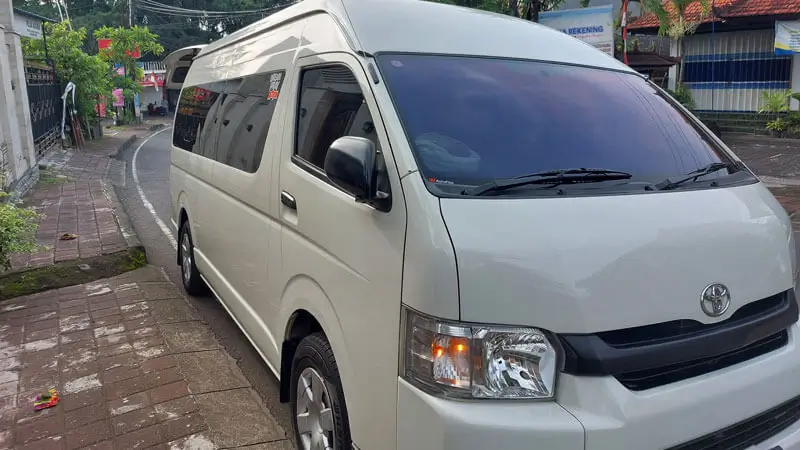 Transportasi Toyota Hiace nyaman untuk tour di Bali