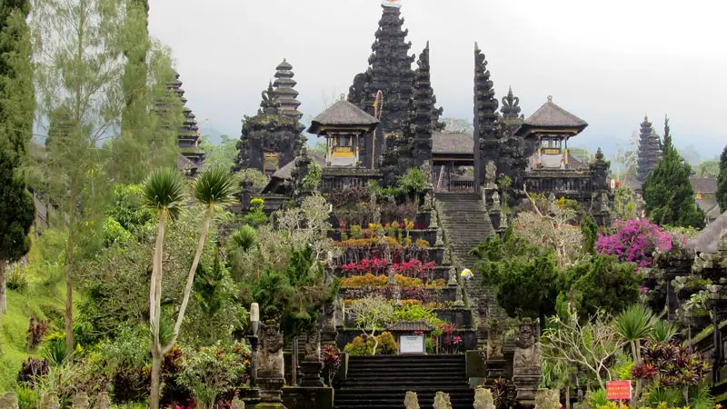 Tang dan gerbang utama Pura Penataran Agung Besakih, destinasi wisata religi di Bali