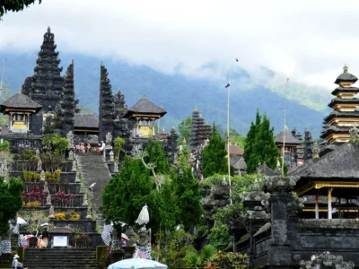 Pura Besakih Bali dengan latar belakang Gunung Agung