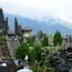 Pura Besakih Bali dengan latar belakang Gunung Agung