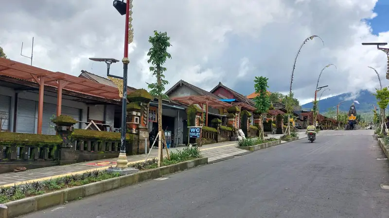 Jalan menuju pintu masuk Pura Besakih.