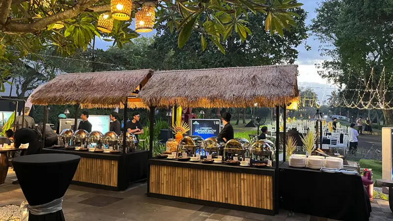 Buffet makan malam di Devdan Show Bali