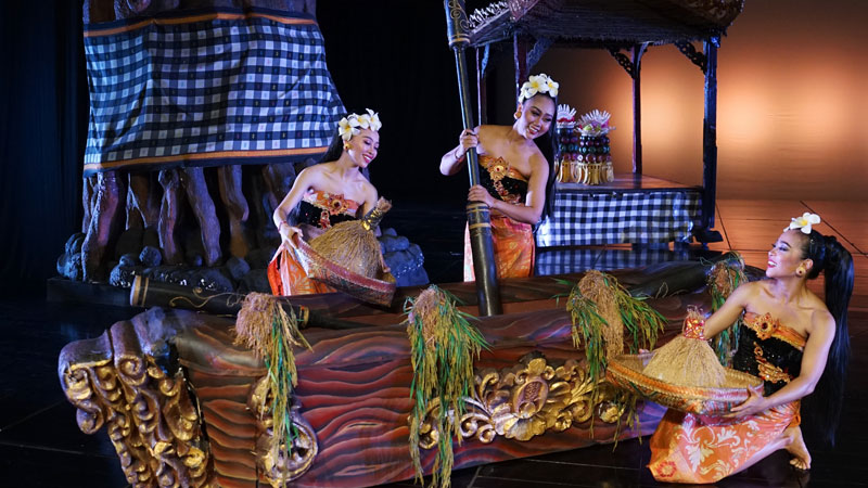 Tari Tradisional Lesung di Teater Devdan Bali