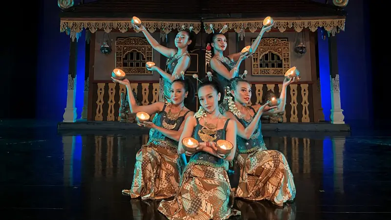 Penari Tari Lilin Jawa di Devdan Show Bali