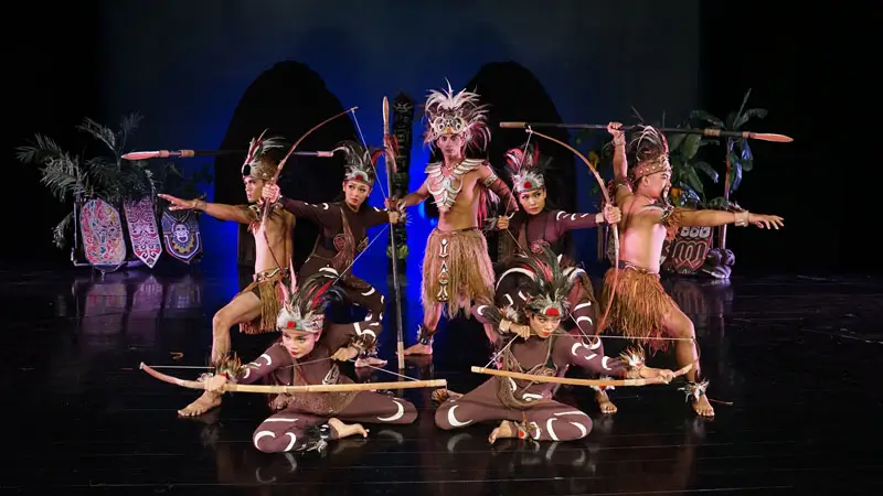 Tari Tradisional Papua di Devdan Show Bali