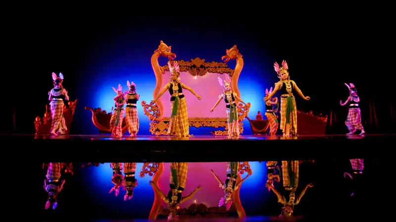 Pertunjukan Wayang Jawa di Devdan Show Bali