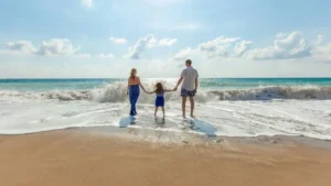 Liburan keluarga di pantai Bali, menikmati keindahan alam dan keseruan bersama anak-anak.