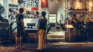 Wisatawan pemula menjelajahi warung lokal di Bali.