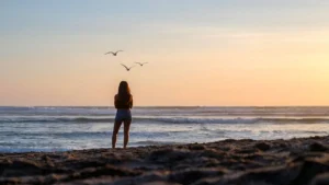 Liburan hemat di Bali dengan menikmati sunset di pantai yang indah.