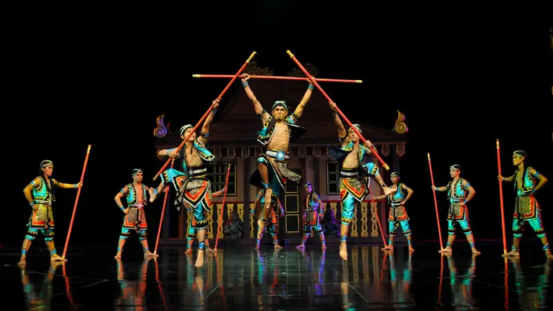 Tari Tongkat di Teater Devdan Bali